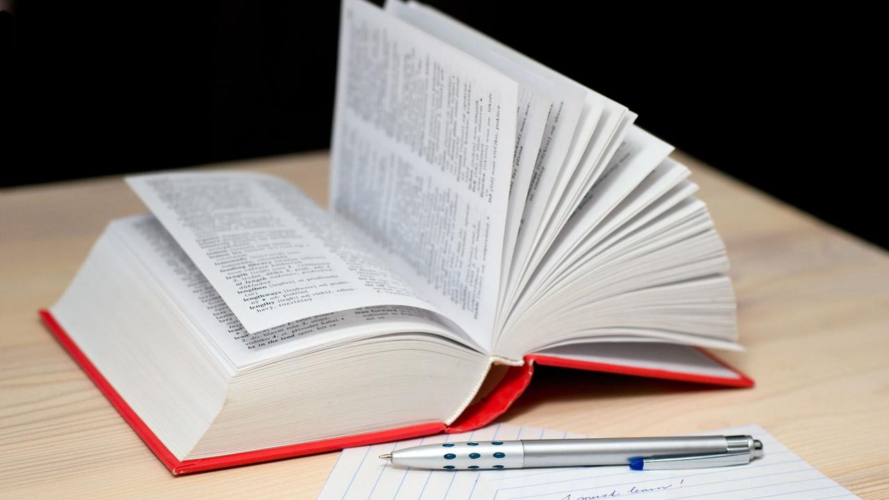 Dictionnaire de l'accompagnement posé sur un bureau