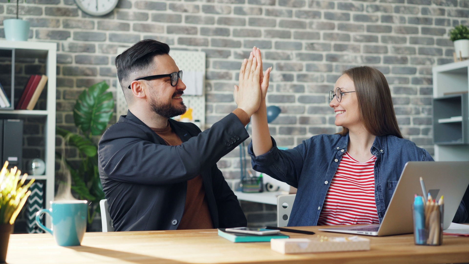 Deux professionnels se tapent dans la main autour d'un bureau