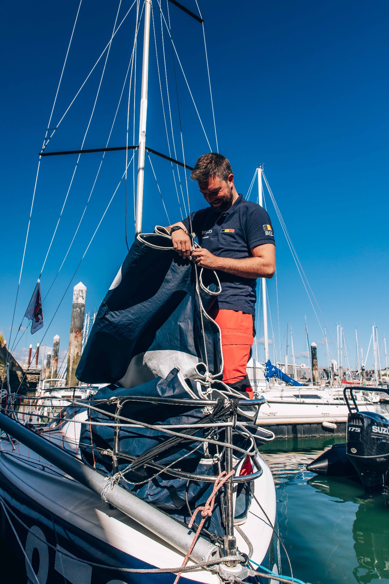 Quentin Debois préparant sa voile au port avant une navigation