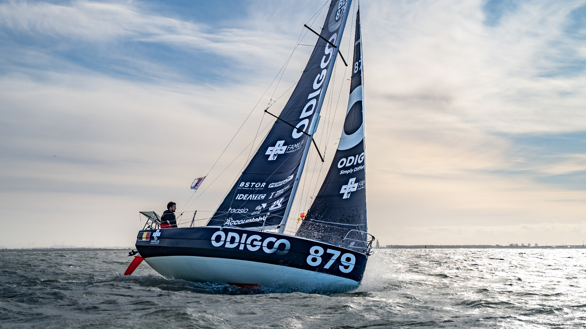 Le Mini 6.50 de Quentin Debois en course, voiles Teasio visibles